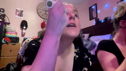 2blondes1pup online show from May 4, 12:58 am