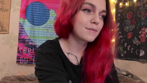 Caroline online show from December 6, 1:33 pm