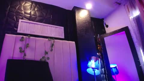 Mia online show from December 30, 1:36 pm