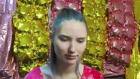 _kikiclark_ online show from April 12, 8:33 pm