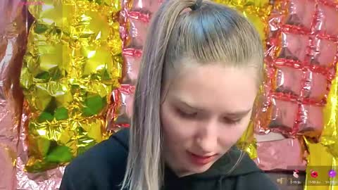 _kikiclark_ online show from April 19, 8:11 pm