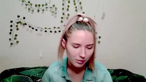 _kikiclark_ online show from December 5, 3:57 pm