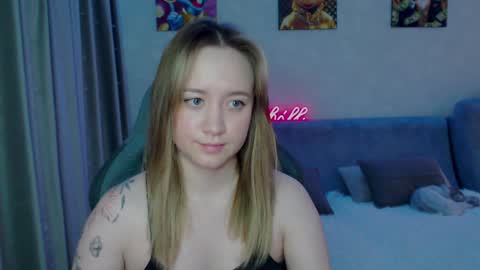 _lalune_ online show from February 1, 9:51 pm