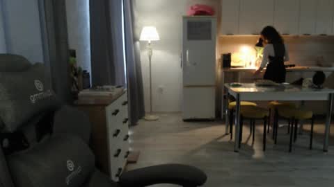 _lalune_ online show from March 11, 12:20 pm