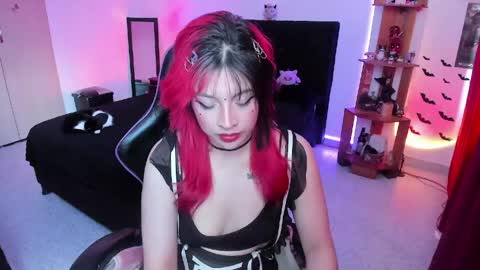 Queen.  Help me reach 100 thumbs up  online show from May 9, 8:33 pm