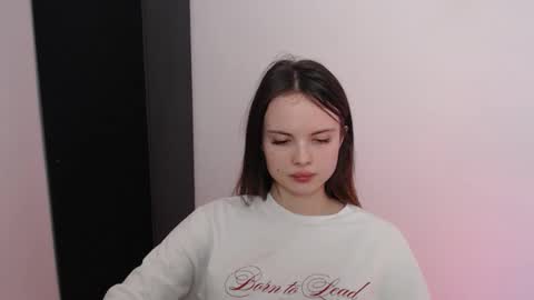 a_ariella_ online show from October 8, 2:43 pm