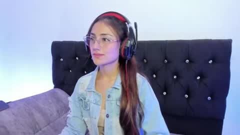 Lia Lesley online show from November 18, 7:15 pm