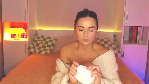 Lea online show from December 8, 4:18 pm