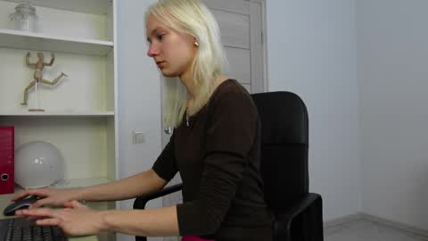 ABBY LAKER online show from September 17, 1:31 pm