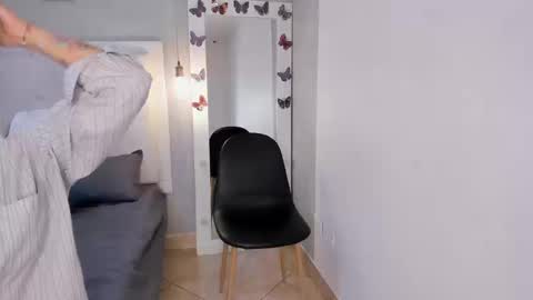 aishawild online show from September 19, 1:21 pm