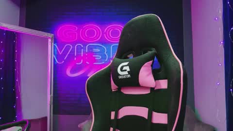 alessiacroft online show from February 22, 5:52 am