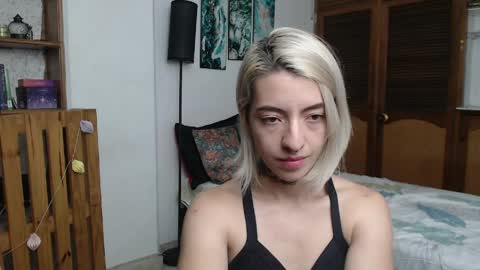 alicee_logan_ online show from April 1, 3:18 am