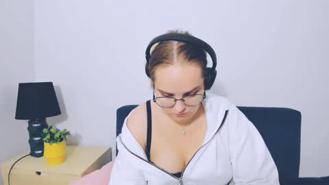 alicesensitive online show from October 11, 12:30 pm