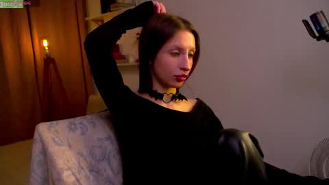 alicewallflower online show from April 8, 9:50 pm