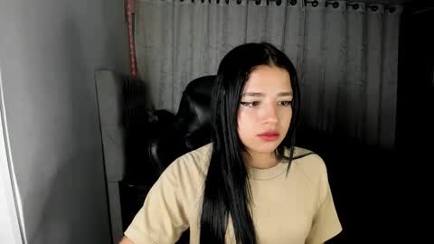 aliice_walker_ online show from January 6, 12:58 am