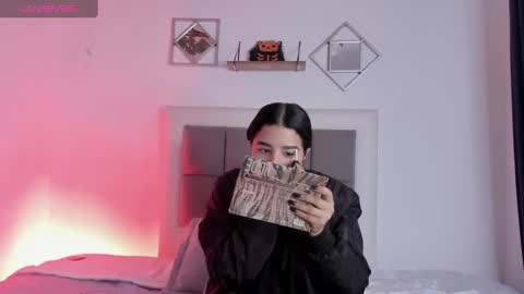 aliice_walker_ online show from January 11, 12:40 pm