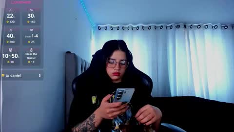 aliice_walker_ online show from December 22, 3:48 pm