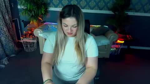 alissyagrayy online show from May 7, 8:23 pm