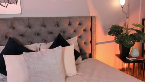 Mia online show from March 27, 11:33 am