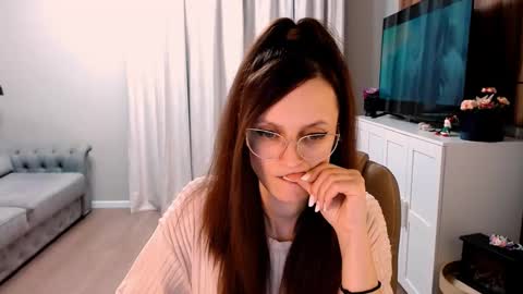 Izza online show from December 12, 3:05 pm