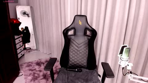 amyvilvet online show from February 17, 9:25 pm