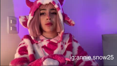 JEANNE no olvides seguirme dont forget follow me  uu online show from March 4, 7:54 pm