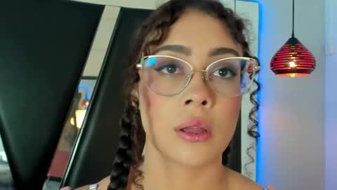 A N T O N E L L E  online show from March 5, 11:38 am