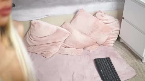 Laura online show from December 3, 8:11 pm