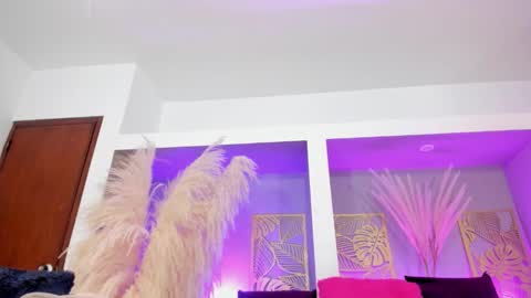 ariarusso_ online show from December 19, 10:35 pm