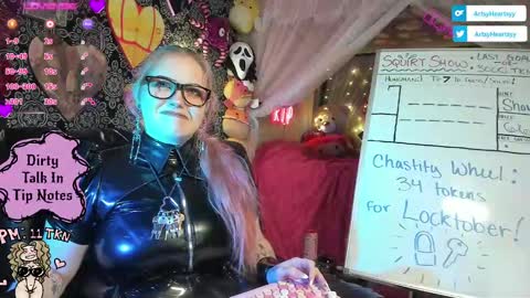 ArtsyHeartsyy online show from October 7, 2:05 am