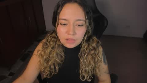 ash_smith1 online show from April 16, 9:39 pm