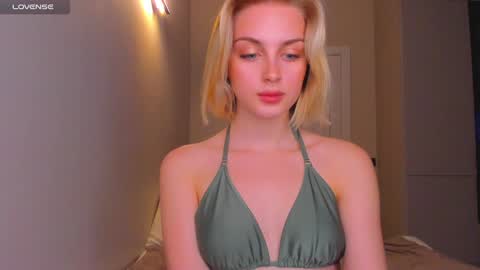 your pretty Ashley online show from December 3, 5:23 pm