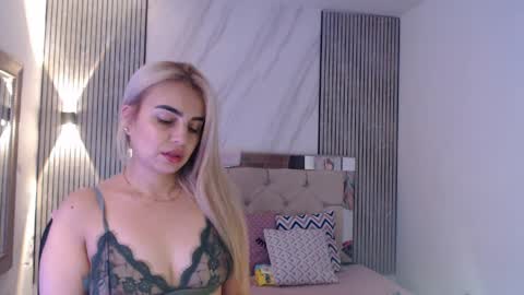 ashley__tylor online show from April 5, 1:37 am