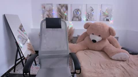 astramonroe online show from March 13, 10:16 am