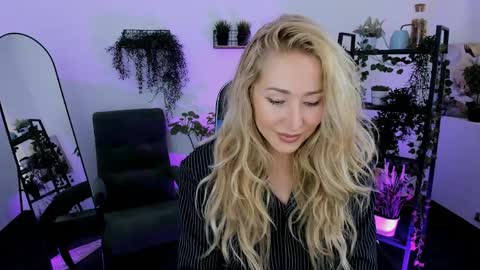 astramonroe online show from April 10, 6:30 am