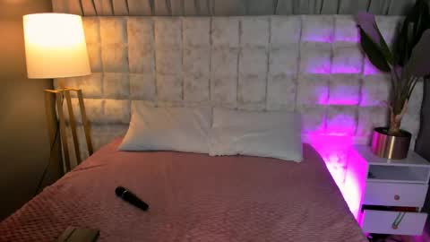 astrid_velle online show from April 17, 1:40 am