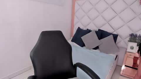 Avril  online show from February 15, 12:59 pm