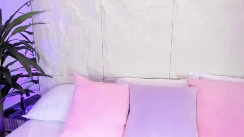 Avy  online show from November 25, 11:45 am