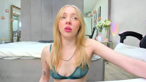 SundyRose online show from December 5, 9:27 pm