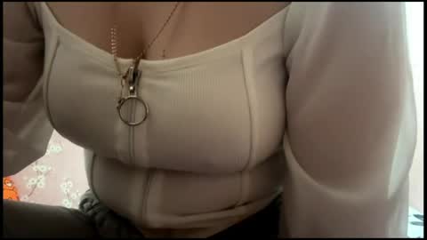 Mia online show from April 18, 7:07 pm