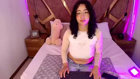 Bella Swwan  online show from May 24, 2:49 pm