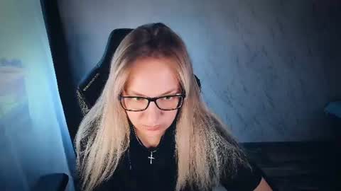 Your Annabelle Wolf  online show from June 11, 4:59 pm