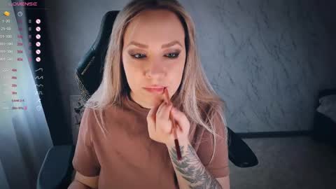 Your Annabelle Wolf  online show from April 28, 11:47 am