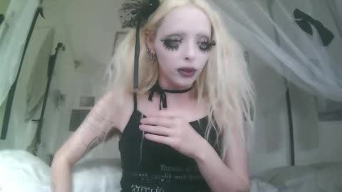 vampire fang  online show from November 19, 7:58 pm