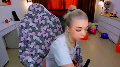 Nicole online show from February 12, 7:55 am