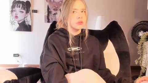 Nat  Independent model  Please help me to reach 200 thumbs up online show from March 23, 6:14 pm