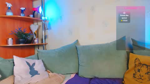 girl  Foxi online show from October 28, 9:15 am