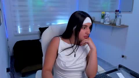 caroline_rodriguez_9 online show from February 27, 8:19 pm