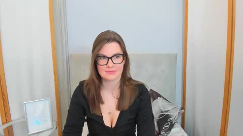 CarolineAmore online show from February 5, 3:20 pm