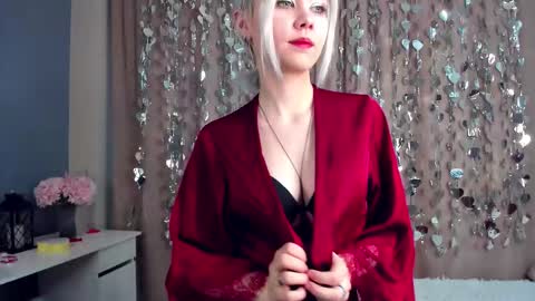 Mia online show from February 25, 11:09 am